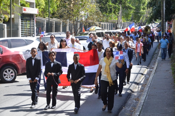 ONAPI realiza marcha con estudiantes de la escuela Fray Ramón Pané en honor a los símbolos patrios