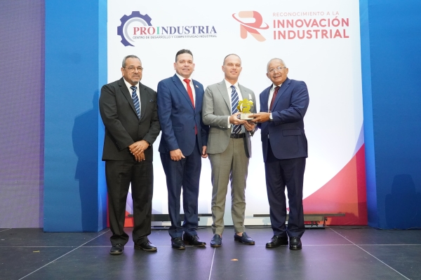 Director general de ONAPI, Dr. Salvador Ramos, entrega reconocimiento a la Innovación Industrial Manufacturera encabezado por Proindustria